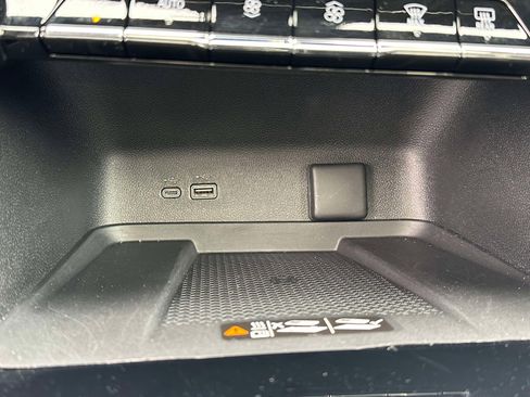 Used 2025 Chevrolet Traverse LT w/ Sun and Wheel Package image 14