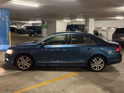 Used 2017 Volkswagen Jetta SEL FWD image 1