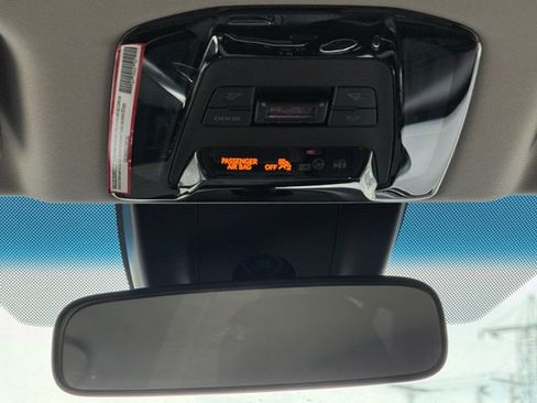 Used 2022 Toyota Venza LE AWD/4WD image 13