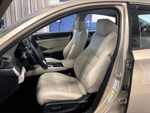 Used 2018 Honda Accord Touring image 10