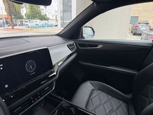 Used 2025 Volkswagen Atlas Cross Sport SE image 31