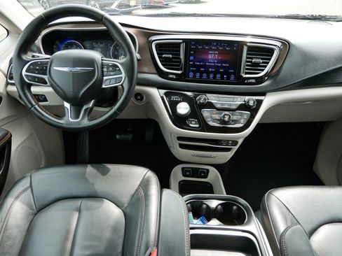 Used 2017 Chrysler Pacifica Touring-L FWD image 10