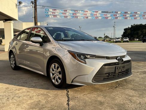 Used 2024 Toyota Corolla LE image 2