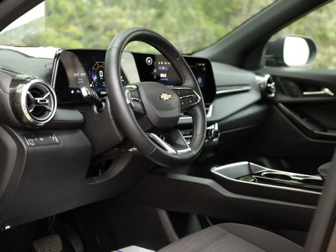 Used 2025 Chevrolet Equinox LT FWD image 9