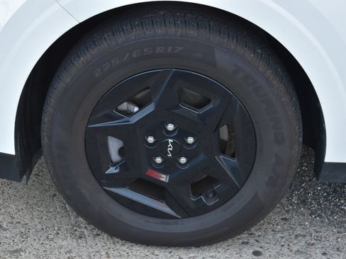 Used 2025 Kia Carnival FWD image 11