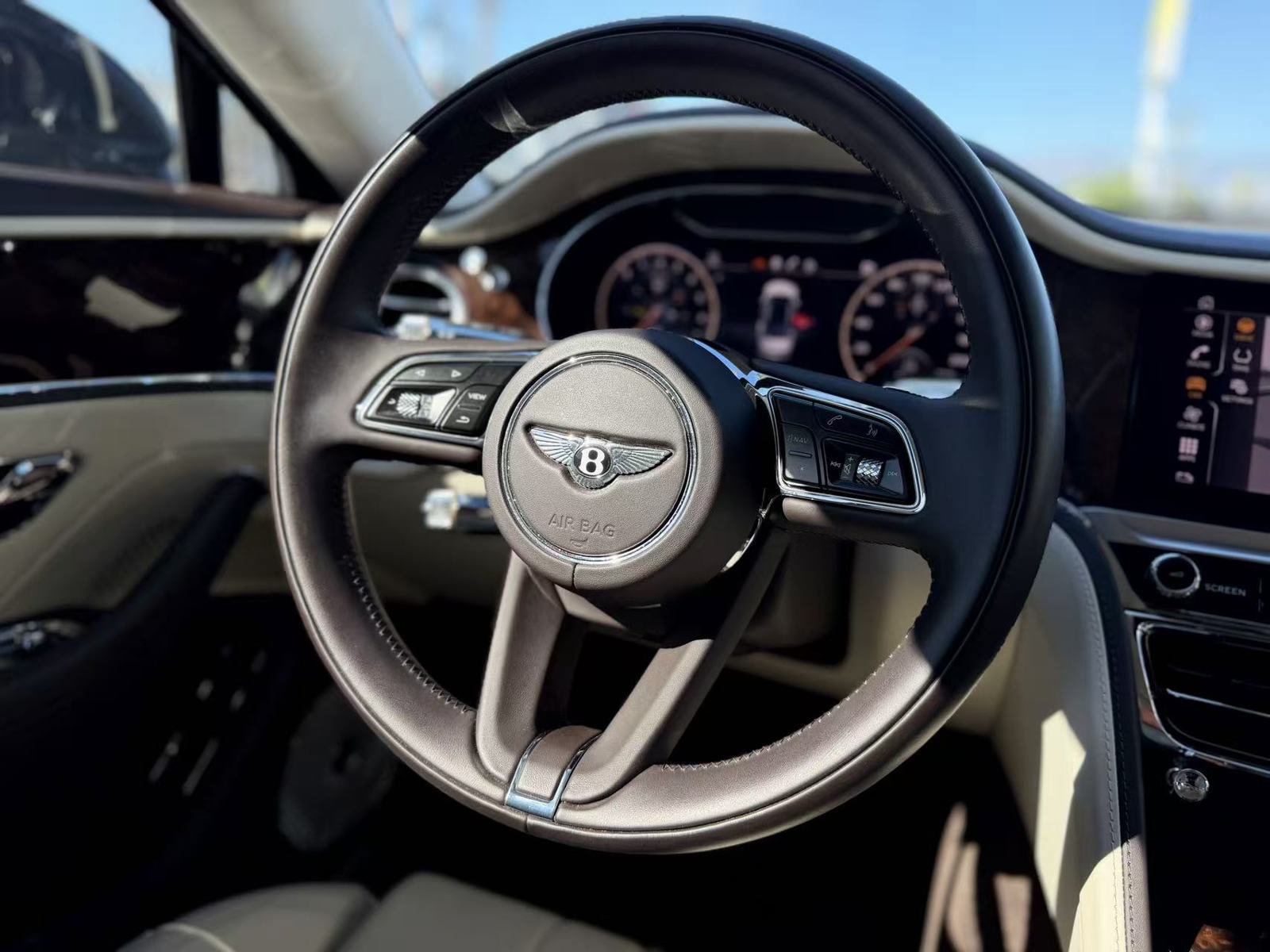 Used 2022 Bentley Flying Spur Plug-In Hybrid AWD/4WD image 15