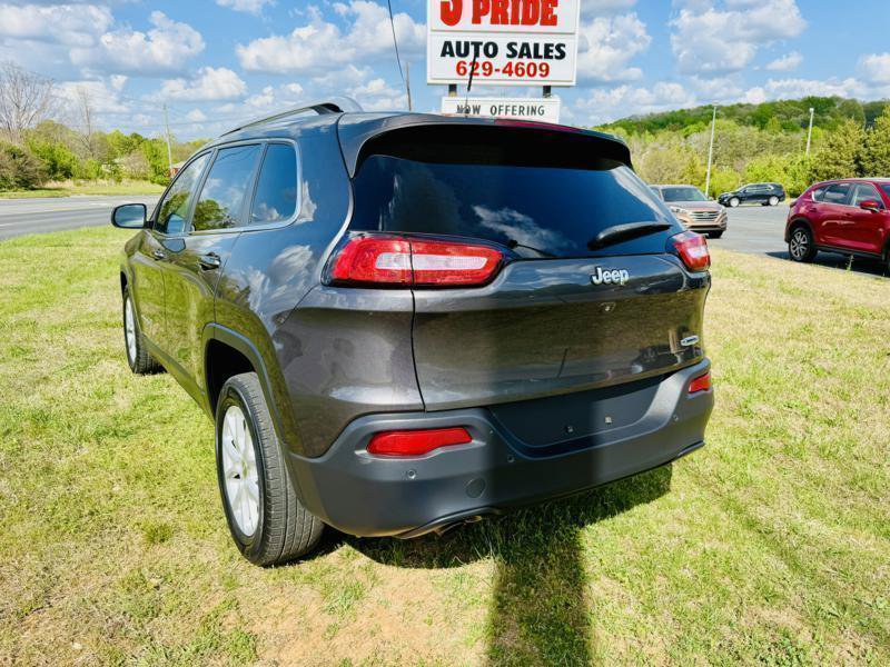 Used 2017 Jeep Cherokee Latitude w/ Safety/Convenience Group FWD image 3