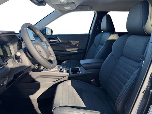 New 2025 Mitsubishi Outlander SE image 11