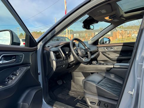 Used 2023 Nissan Rogue Platinum w/ Platinum Premium Package image 16