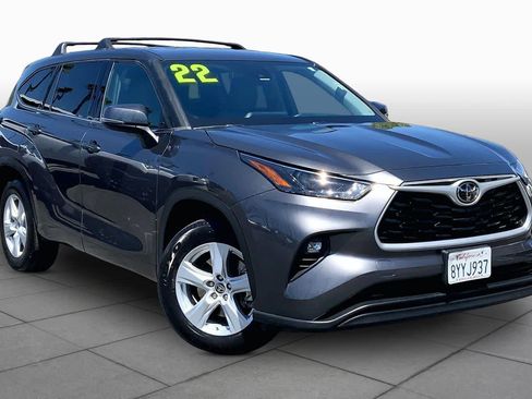 Used 2022 Toyota Highlander LE FWD image 2