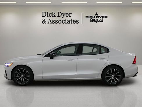 Certified 2022 Volvo S60 B5 Momentum w/ Premium Package image 5