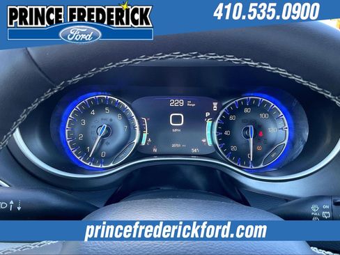 Used 2024 Chrysler Pacifica Touring-L image 18