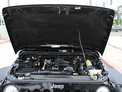 Used 2017 Jeep Wrangler Rubicon w/ Connectivity Group image 37