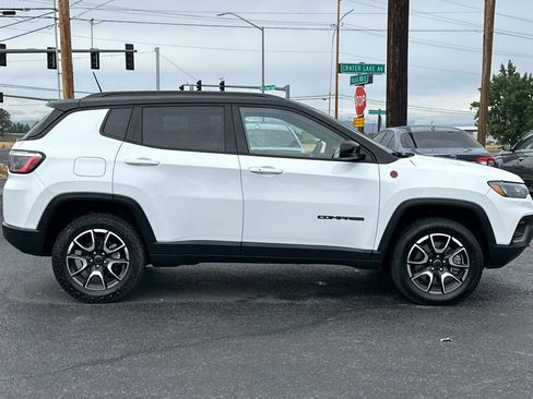 Used 2025 Jeep Compass Trailhawk AWD/4WD image 3