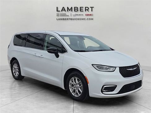 Used 2024 Chrysler Pacifica Touring-L image 7