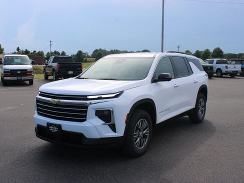 New 2027 Chevrolet Traverse LT w/ Driver Confidence Package FWD image 4