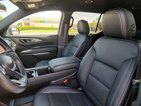 Used 2025 Chevrolet Traverse LT w/ Driver Confidence Package FWD image 11