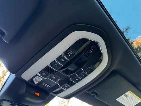 Used 2021 Porsche Macan image 17