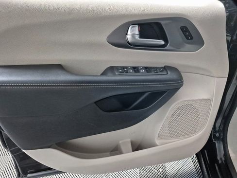 Used 2023 Chrysler Pacifica Touring-L image 13