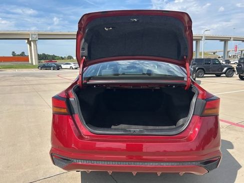 Used 2024 Nissan Altima 2.5 SV FWD image 9