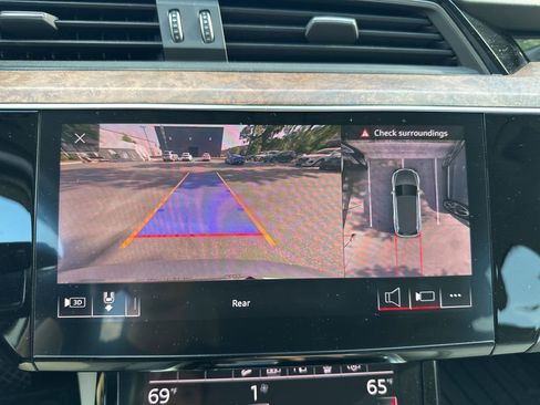 Used 2019 Audi e-tron Prestige w/ Prestige Package AWD/4WD image 11