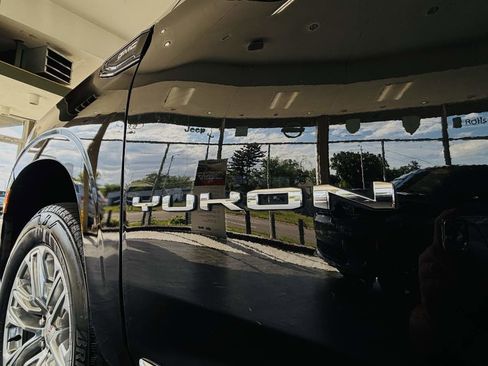 Used 2023 GMC Yukon SLT AWD/4WD image 16