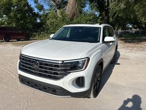 Used 2024 Volkswagen Atlas SE image 2