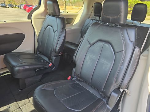 Used 2018 Chrysler Pacifica Touring-L image 15