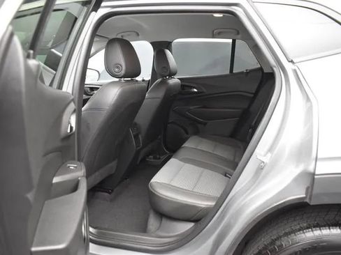 Used 2025 Chevrolet Trax LT w/ LT Convenience Package FWD image 15