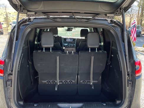 Used 2026 Chrysler Pacifica Select image 12