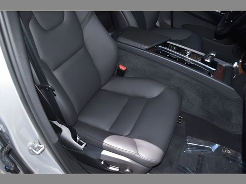 Certified 2023 Volvo XC60 B5 Plus w/ Climate Package AWD/4WD image 32