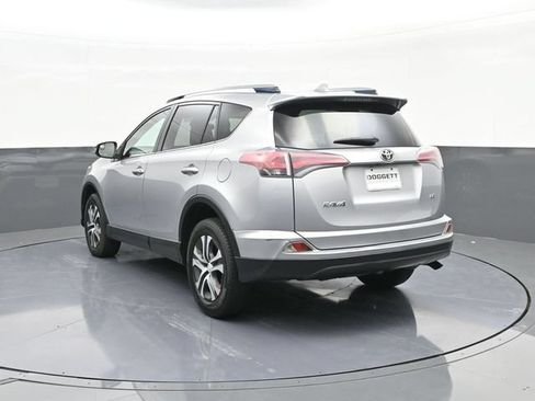 Used 2018 Toyota RAV4 LE FWD image 8