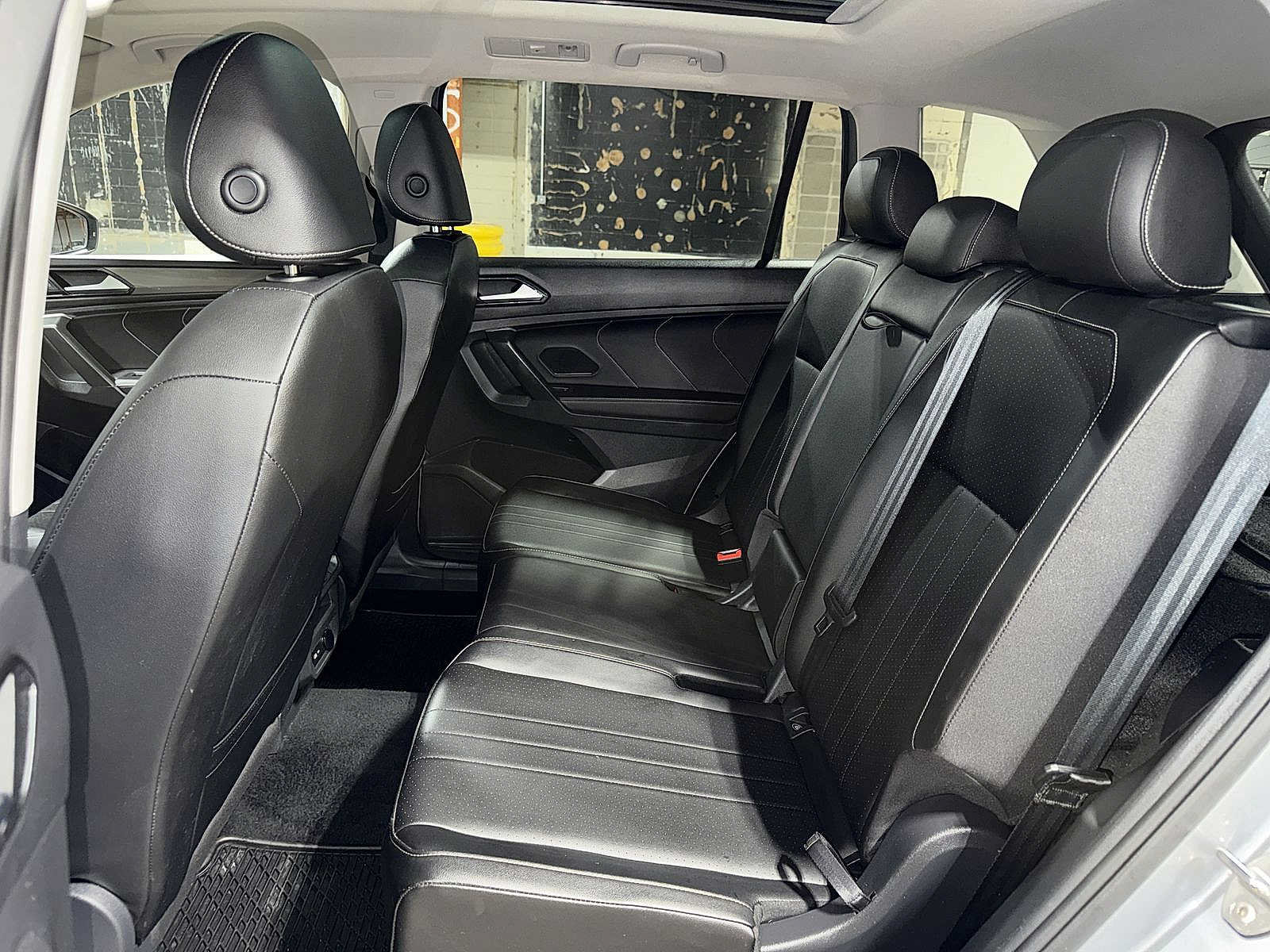 Used 2023 Volkswagen Tiguan SE w/ Panoramic Sunroof Package FWD image 17