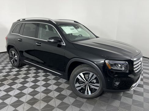 Used 2025 Mercedes-Benz GLB 250 4MATIC image 2