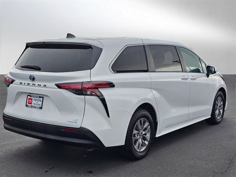 Used 2021 Toyota Sienna LE image 5