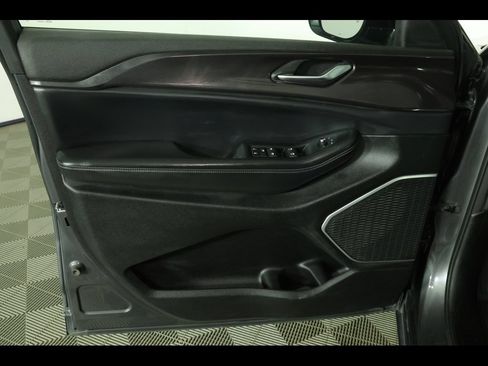 Used 2022 Jeep Grand Cherokee Altitude AWD/4WD image 17