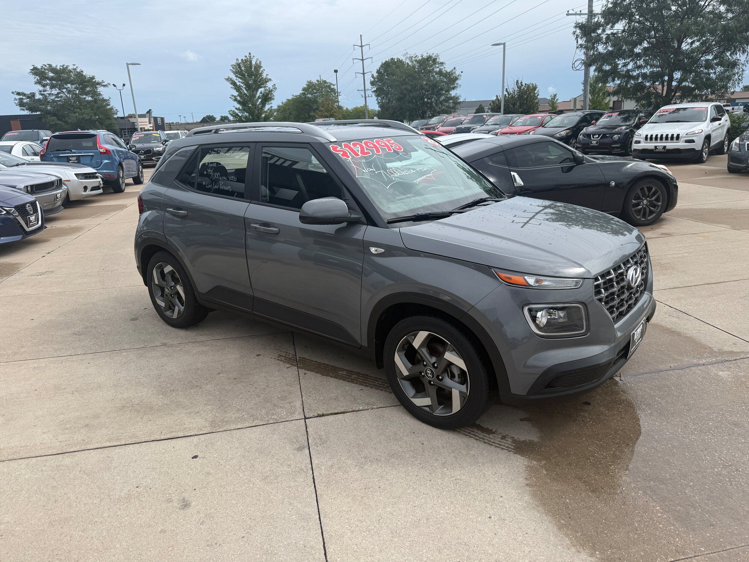 Used 2020 Hyundai Venue SEL w/ Convenience + Premium Package FWD image 3