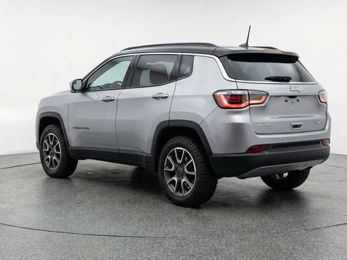 Used 2025 Jeep Compass Trailhawk AWD/4WD image 6