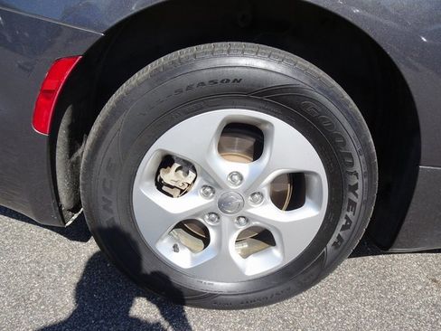 Used 2017 Chrysler Pacifica Premium image 36