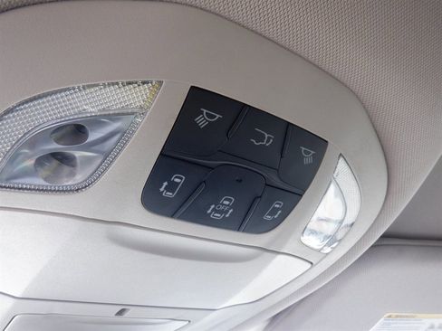 Used 2023 Chrysler Pacifica Touring-L image 13