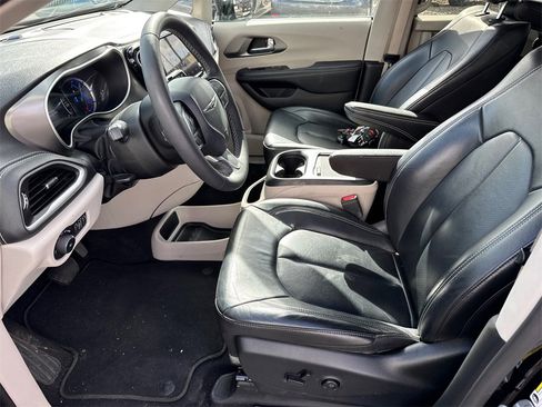 Used 2022 Chrysler Pacifica Touring-L image 21