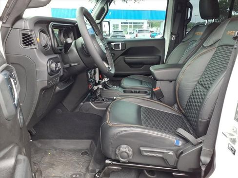 Used 2025 Jeep Gladiator Mojave w/ Convenience Group AWD/4WD image 19