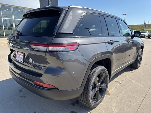 New 2025 Jeep Grand Cherokee Altitude image 28