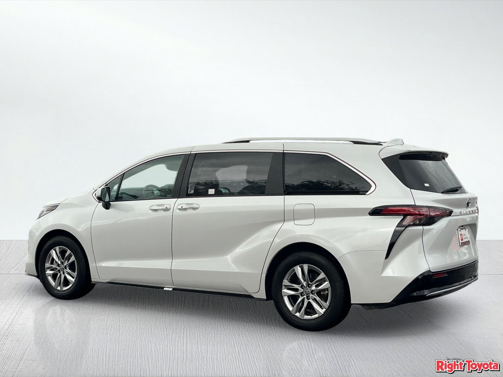 Certified 2023 Toyota Sienna Limited FWD image 5