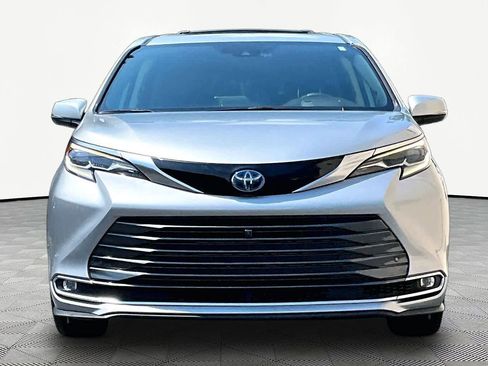 Certified 2023 Toyota Sienna Platinum FWD image 4