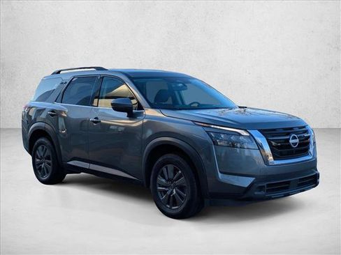 Used 2024 Nissan Pathfinder SV image 3