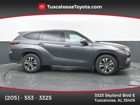 Used 2022 Toyota Highlander XLE image 1
