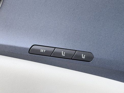 Used 2025 Kia Carnival EX image 31