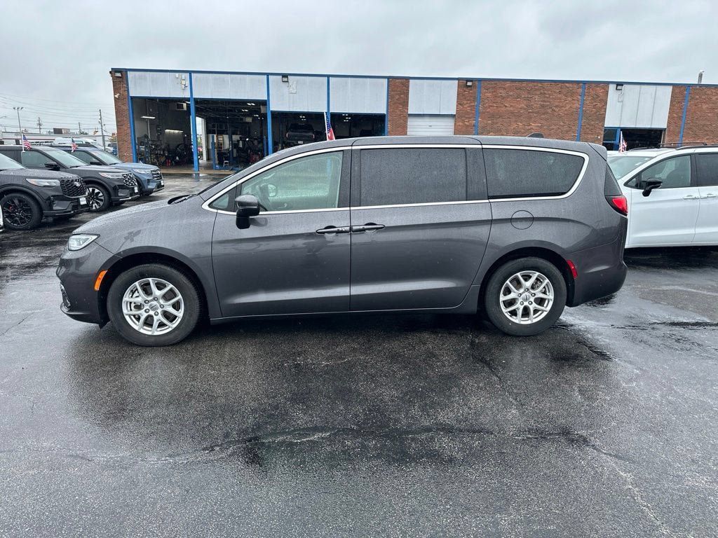 Used 2023 Chrysler Pacifica Touring-L FWD image 4
