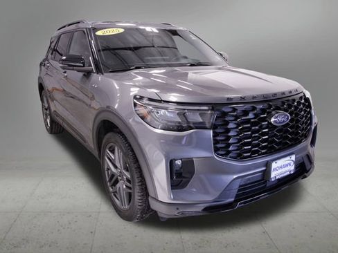Used 2025 Ford Explorer ST-Line w/ ST-Line Street Pack image 8